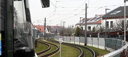 Weiter unerträglicher Körperschall: Königsbrunner klagen über Tram – sind neue Bahnen die Rettung?