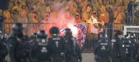 Dynamo-Fans stürmen Platz: Zweitliga-Topspiel in Dresden unterbrochen