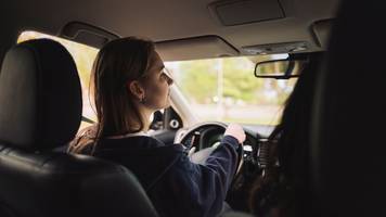 theorie hier, praxis woanders: ellie (19) darf führerscheinprüfung nicht ablegen – es liegt an der sprache