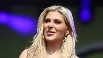 Schlagerstar Marie Reim posiert in High Heels und Netzstrumpfhose