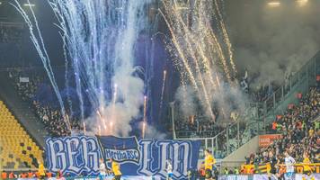Dresden-Fans wollen Hertha-Block stürmen! Spiel unterbrochen
