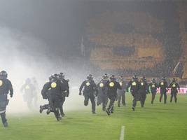 2. Bundesliga: Fans stürmen Platz – Jagdszenen beim Spiel Dresden gegen Hertha BSC