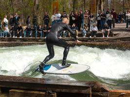 streit um münchner eisbachwelle: warum das surfen verboten bleibt, aber zeitweise möglich ist