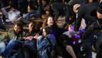 Antikriegsdemonstration Tel Aviv: Wie Kriegsgegner in Israel der Repression trotzen