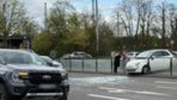 Frau verletzt: Nach Spurwechsel wird Auto über Bahngleise geschleudert