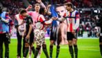 Fußball-Bundesliga: Rätselhafter Bayern-Jubel: Gnabry feiert in Goretzka-Hose