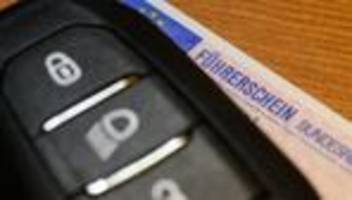 Illegales Autorennen: Über 200 km/h: gefährliche Verfolgungsjagd auf Bundesstraße