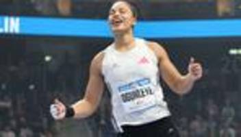 Leichtathletik: In Weiß: Kugelstoß-Olympiasiegerin Ogunleye hat geheiratet