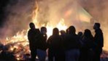 Notfälle: 20-Jähriger läuft in Osterfeuer und stirbt im Krankenhaus