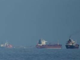 bericht über zustände an bord: tausende seeleute durchleben am persischen golf harte wochen