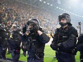 jagdszene, pyrowürfe, sicherheit: skandalspiel könnte gravierende folgen für deutschen fußball haben