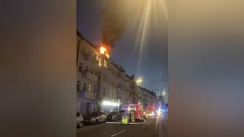 Dachgeschosswohnung in Spandau brennt – eine Person tot