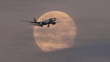 plötzlich raucht das gepäckfach: e-zigarette löst brand in flugzeug aus