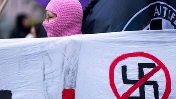 Nach Neonazi-Angriff mit Machete: Hunderte Menschen demonstrieren in Berlin