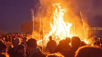 Lodernde Osterfeuer: 25 heiße Fotos vom Elbstrand in Blankenese