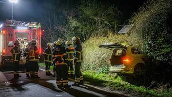 taxi fährt in hecke von kleingartenverein: feuerwehr zieht auto aus gebüsch