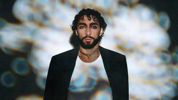 Pianist geht an Grenzen: „Ich habe auf einem brennenden Klavier gespielt“