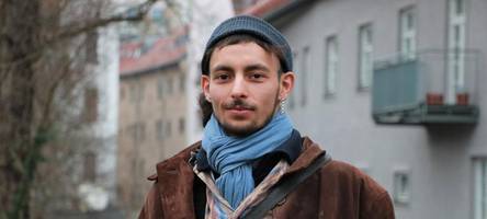 Mit Notizblock und Tastenhandy durch Augsburg und die Welt: Dieser junge Mann lebt ohne Smartphone