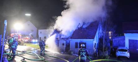 Haus in Kissing brennt an Ostern: Die Bilder vom Einsatz