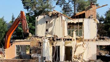 Natalie reißt 300 Jahre altes Haus ab – Gemeinde zwingt sie nun, es wieder aufzubauen