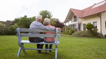 großeltern geben ihr haus auf und ziehen ins mini-gartenheim der tochter