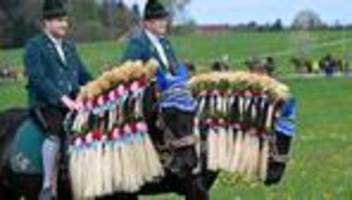 Brauchtum: Reiter, Pferde, Schwertertanz – Georgiritt am Ostermontag