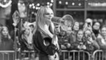 germany's next topmodel: wo breitbeinige heteros und trans männer sich weinend umarmen