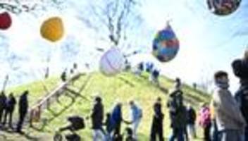 ostertradition eiertrüllen: warum in ostfriesland ostereier einen hügel runter kullern