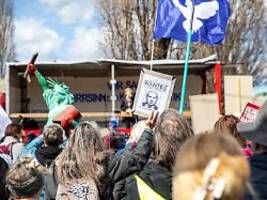 Auch Protest gegen Wehrpflicht: Zehntausende demonstrieren bei Ostermärschen für Frieden