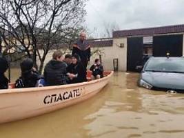 mauer von stausee gebrochen: tote und tausende obdachlose bei flut in russland