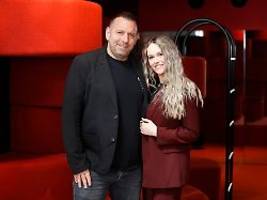 paris macht es ihm nicht leicht: ikke hüftgold braucht drei versuche, bis heiratsantrag klappt