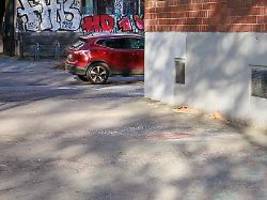 sehr schwere kopfverletzung: passant in berlin durch herabfallenden blumenkübel erschlagen