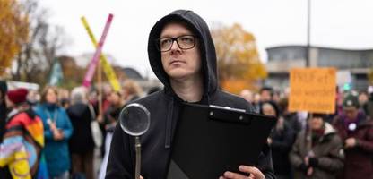 afd-verbot: wie nico semsrott mit demos eine prüfung der rechtsextremen erzwingen will