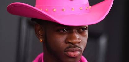lil nas x kommt nach nacktspaziergang um haft herum