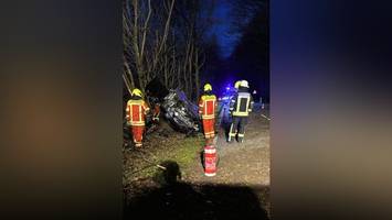 Bange Minuten auf abgelegener Landstraße: Person nach Überschlag in Auto gefangen