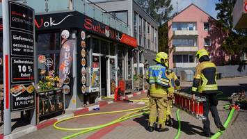 Brand im Asia-Restaurant: Feuerwehrmann wird vom Rettungsdienst versorgt