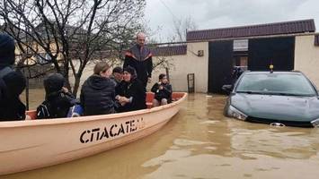 stausee überflutet region in russland: tausende fliehen vor den wassermassen