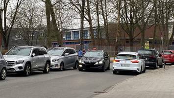 Vor Grundschule: „Uneinsichtige“ Eltern widersetzen sich der Polizei in Niendorf