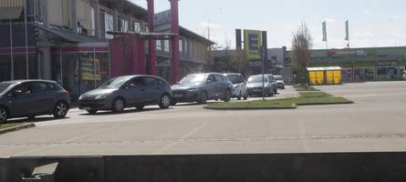 hohe spritpreise: vor den augsburger tankstellen bilden sich teils lange schlangen