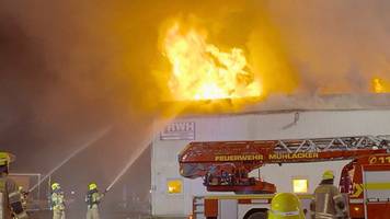 2000-m²-lagerhalle steht in flammen – video zeigt explosion