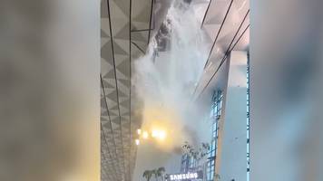 heftige regenmassen reißen flughafen-dach in jakarta ein