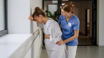 schwangere wird während der wehen vor gericht gezwungen, weil sie einen kaiserschnitt ablehnt