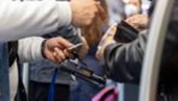 Handgelenk umgedreht: Schwarzfahrer verletzt Zugbegleiter bei Ticketkontrolle