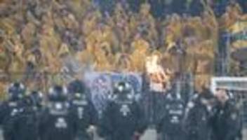 Krawalle beim Fußball: Randale in Dresden: Polizei setzt Ermittlungsgruppe ein
