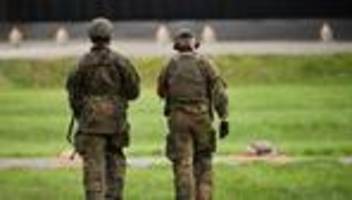 wehrdienstgesetz: männer sollen auch weiterhin ohne genehmigung ausreisen können