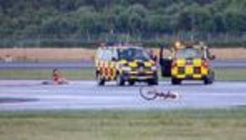 flughafen-blockade: klimaaktivist wegen blockade des hamburger flughafens verwarnt