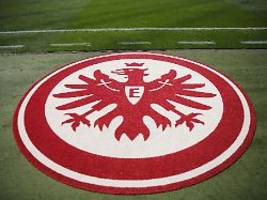 eintracht trauert um fan: notfall bei bundesliga-spiel: zuschauer stirbt trotz reanimation