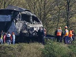 lokführer stirbt: tgv-schnellzug kracht in lastzug in nordfrankreich