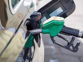 Mindert Anreiz zum Sparen: IW-Chef gegen Spritpreisdeckel und höhere Pendlerpauschale