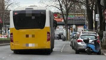 linienbus in schieflage: berliner polizei zieht fahrzeug aus dem verkehr
